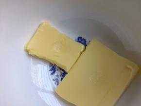 软化至手指按下有凹下指印即可，不要解冻成液体状