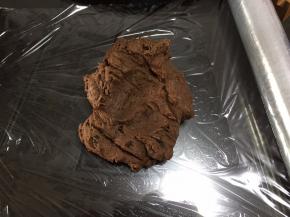 取一张足够大的保鲜膜平铺在桌面上，将混合好的面糊放在保鲜膜上