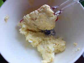 容器边缘的汤也要刮入打发