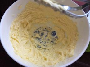 然后用打蛋器将黄油搅散