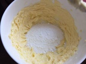 然后加入糖粉拌均，再用打蛋器中速打至膨发