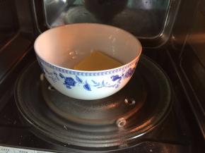 黄油室温软化（或者放入微波炉解冻1分钟）