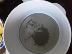 将低筋面粉、可可粉、泡打粉混合均匀过筛