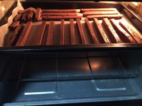 . 然后放入铺有油纸的烤盘上，烤箱170摄氏度预热，以上下火上层烤15分钟，再移至中层以150摄氏度烤10分钟即可