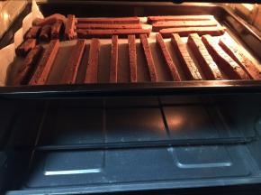 . 然后放入铺有油纸的烤盘上，烤箱170摄氏度预热，以上下火上层烤15分钟，再移至中层以150摄氏度烤10分钟即可