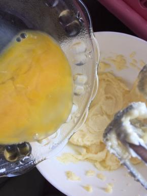 然后蛋液分多次少量加入黄油中，迅速搅打至蛋、油完全融合再加入下一次搅打