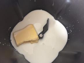 将纯牛奶、黄油、白砂糖、盐、鸡蛋清放入面包桶里