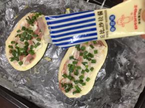 每个面饼放入半条培根，挤入沙拉酱，撒上葱花