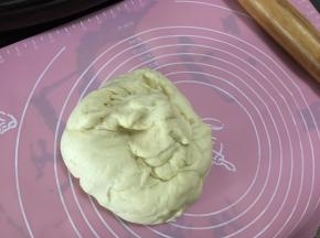 将发酵好的面团取出
