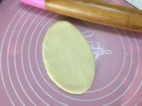 将面团擀成椭圆形