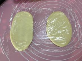 用保鲜膜盖住进行第二次发酵