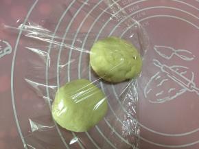 将发酵好的面团分割后滚圆，盖上保鲜膜松弛15分钟