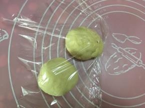 将发酵好的面团分割后滚圆，盖上保鲜膜松弛15分钟