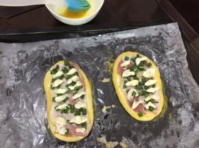 面包边缘刷上蛋黄液，烤箱180摄氏度预热后，上下火180摄氏度上层烤20分钟（中间刷一次蛋黄液）