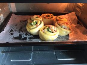 烤箱200摄氏度预热，烤盘放入烤箱中层，以上下火190摄氏度烤20分钟