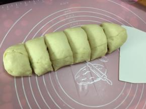 用切面刀将面团均分成6份切开