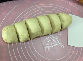 用切面刀将面团均分成6份切开
