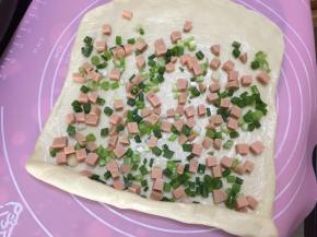 由面团的一端卷向指印处的一端