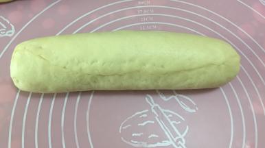 用双手将面圈收口处捏紧