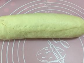 用双手将面圈收口处捏紧