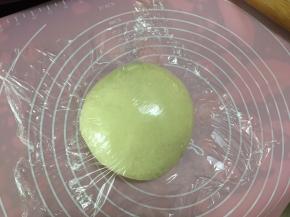 然后将发酵好的面团直接滚圆，盖上保鲜膜松弛15分钟