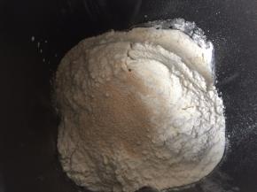 然后加入高筋面粉和酵母粉（酵母粉用高筋面粉与液体分隔开）