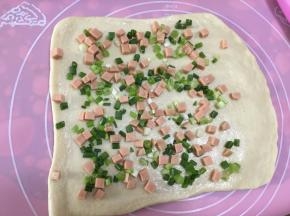 撒上葱花和火腿
