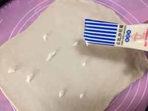 在面团上挤入沙拉酱