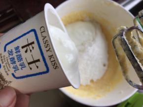 搅拌成乳膏状即可加入泡打粉、1/2低筋面粉和1/2酸奶用刮刀搅拌均匀