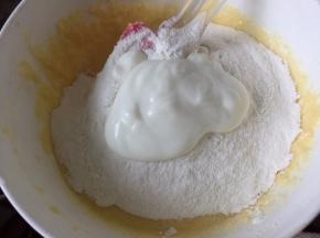 搅拌均匀后倒入剩余低筋面粉和酸奶，用刮刀搅拌均匀