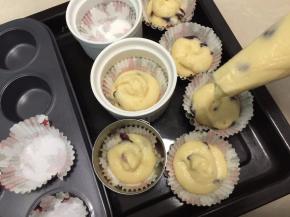 然后将蛋糕糊轻轻挤入纸杯中，七分满即可