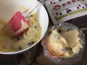 将搅拌好的蛋糕糊装入裱花袋中