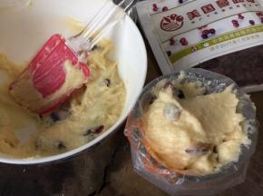 将搅拌好的蛋糕糊装入裱花袋中