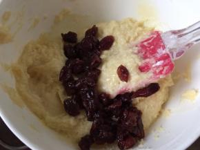 将泡软的蔓越莓干挤干水份，加入面糊中用刮刀搅拌均匀