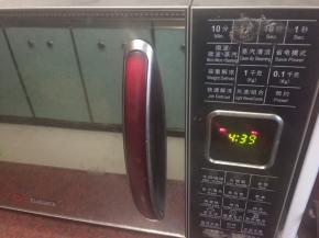 黄油室温软化（我没有提前拿出来，天气也比较冷，就在微波炉解冻1分钟）