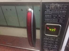 黄油室温软化（我没有提前拿出来，天气也比较冷，就在微波炉解冻1分钟）