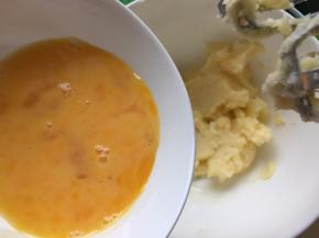 鸡蛋液分10次少量的加入黄油中，每次需迅速搅打至蛋油融合才可倒入蛋液