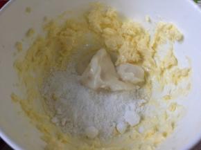 黄油用打蛋器低速打散，加入糖粉和蜂蜜