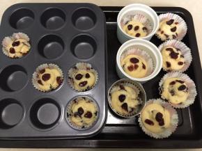 再撒入一些蔓越莓干装饰，烤箱190摄氏度预热后以上下火，中层烤30分钟