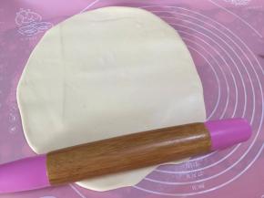 取出松弛好的面团，用擀面杖擀平