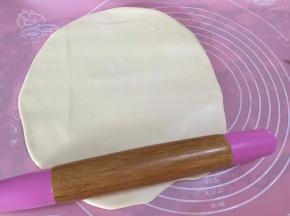 取出松弛好的面团，用擀面杖擀平
