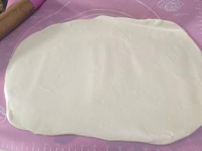 最后取出擀平，擀开的时候尽量擀成长方形