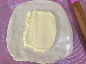 然后将黄油放入擀平的面团中