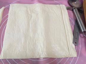 利用尺子和滚刀将酥皮切成小长条