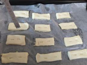 用汤匙柄印两个洞