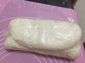 用保鲜膜封住放入冰箱冷藏半小时松弛，然后取出按照相同的方法擀开折叠、放入冰箱冷藏，总共3次，酥皮就完成