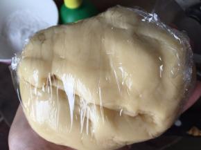 搅拌均匀即可了，不用过度搅拌，以免起筋，然后取出用保鲜膜封住放入冰箱冷藏1小时