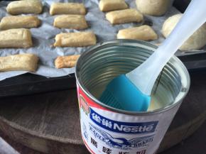 烤箱预热后，将酥条放入铺上油纸的烤盘中，放入烤箱中层上下火220摄氏度烤40分钟（烤箱温度和烤的时间依据个人烤箱而不同）中间取出千层酥，刷上雀巢炼奶