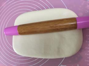 翻面擀开，在面团往1/3处擀开，力度要轻柔