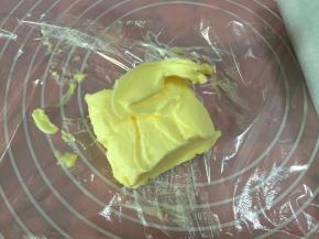 黄油用大的保鲜膜封住，用擀面杖擀平